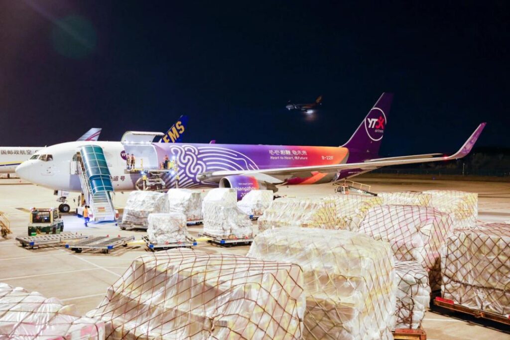 Air cargo and ocean freight connections from Guangzhou warehouse to global markets