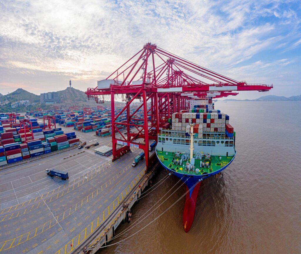Container vessel loading at Chinese export port under FOB shipping terms